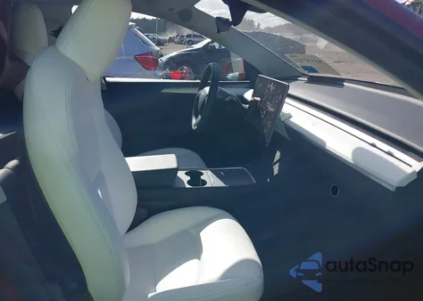 2024 Tesla Model Y Long Range Dual Motor All-Wheel Drive z USA, uszkodzony, nr VIN 7SAYGDEE5RF034978